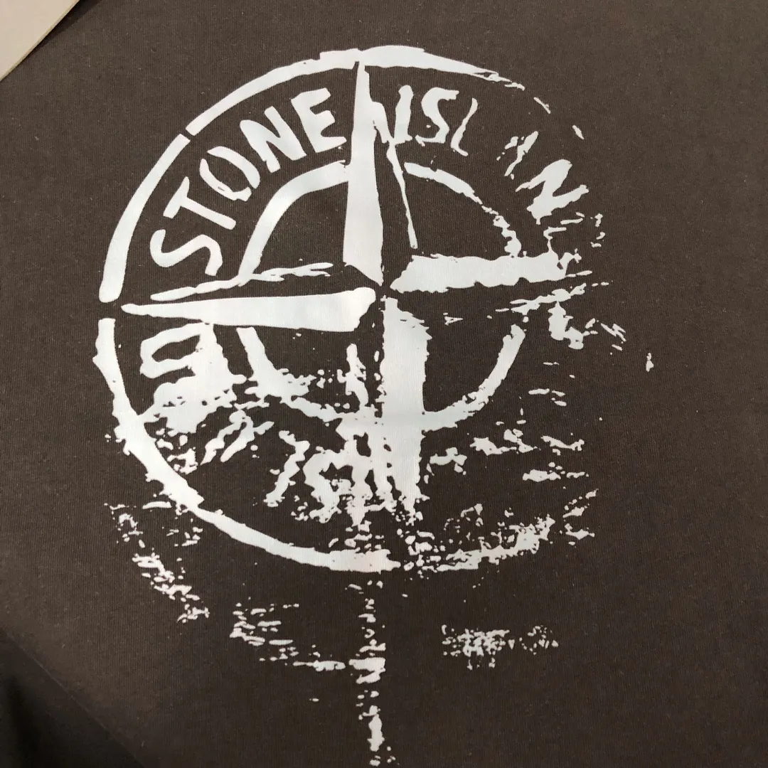 P180 Stone Island Stone Island 2025 latest T-shirt, couple style ~ Original order, stylish and casual short T-shirt, specially made of customized cotton fabric ~ Cotton T-shirt ~ Pre-washed to prevent deformation and shrinkage problem, more comfortable and breathable on the body ~ All available from stock ~ Unique design style, trendy must-have item, complete with three standards 👍 Color: black/white Size: S M L XL (larger version, please indicate your height and weight when placing an order)